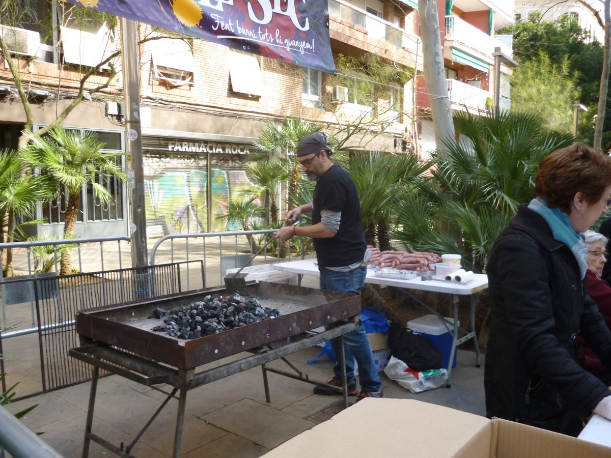 sants3radio's tweet image. Les festes de #SantaMadrona al Poble-sec desafien la pluja i compten amb més participació veïnal que mai.
Al #SantsMontjuïcAlDia escoltem reportatge amb l'@OlgaNM7 de les activitats que s'hi van celebrar.

🎧Audio👉go.ivoox.com/rf/143367354
📰Notícia📸👉el3.cat/noticia/100525…