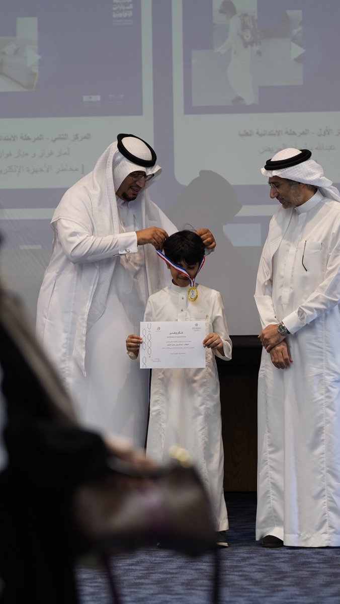 بكل فخر، وبحضور مميز من أولياء الأمور، كرّمت المدارس 42 طالبًا موهوبًا من الصفوف (3-7) لتفوقهم في مقياس موهبة ومسابقة بيبراس. نفخر بإنجازاتهم ونواصل دعمهم ليحققوا مزيدًا من التميز والإبداع! 🏅✨