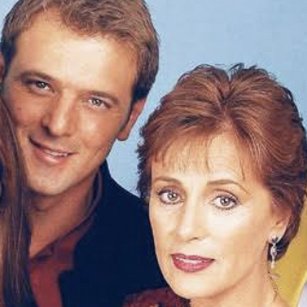 detlnovelas1's tweet image. #RenéStrickler y #HelenaRojo fueron hijo-madre adoptiva en #ElPrivilegiodeAmar, su retoño en #Ramona, yerno-suegra en #MundodeFieras, pretendiente de su hija en #CuidadoconelÁngel, consuegros en #ElColordelaPasión y fue el entrenador de su enemiga en #ElVuelodelaVictoria