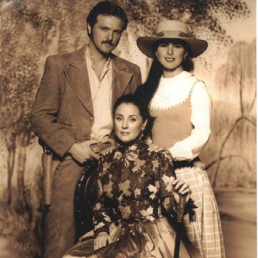 detlnovelas1's tweet image. #RenéStrickler y #HelenaRojo fueron hijo-madre adoptiva en #ElPrivilegiodeAmar, su retoño en #Ramona, yerno-suegra en #MundodeFieras, pretendiente de su hija en #CuidadoconelÁngel, consuegros en #ElColordelaPasión y fue el entrenador de su enemiga en #ElVuelodelaVictoria