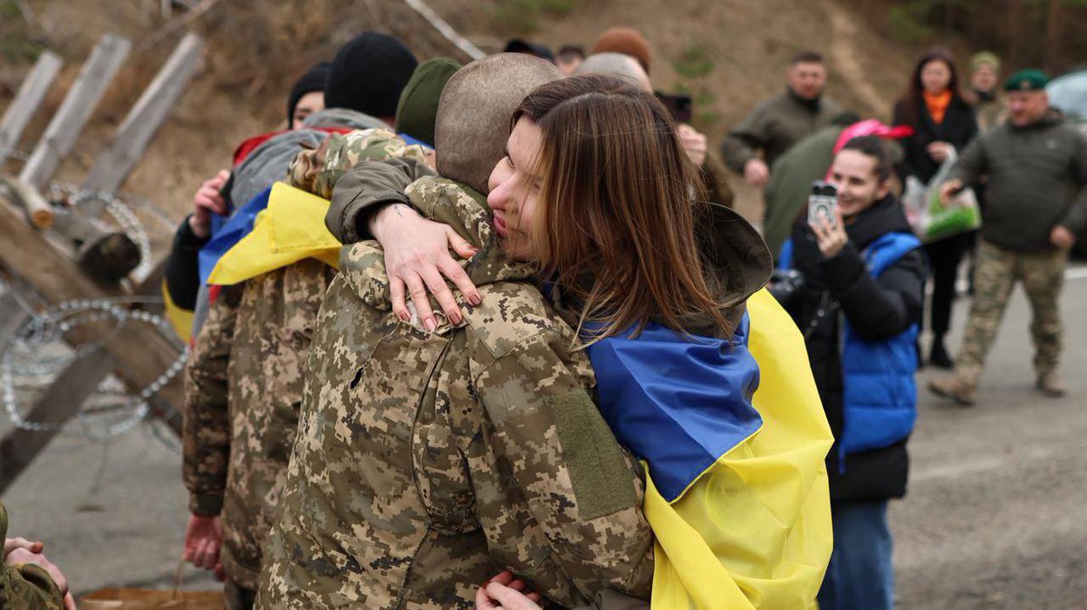 🇺🇦 Today, a prisoner exchange took place between #Ukraine and #Russia in a '175 for 175' format.

Additionally, 22 seriously wounded Ukrainian soldiers were returned from Russian captivity.

I hope that all Ukrainians still held in Russian captivity will soon return home.