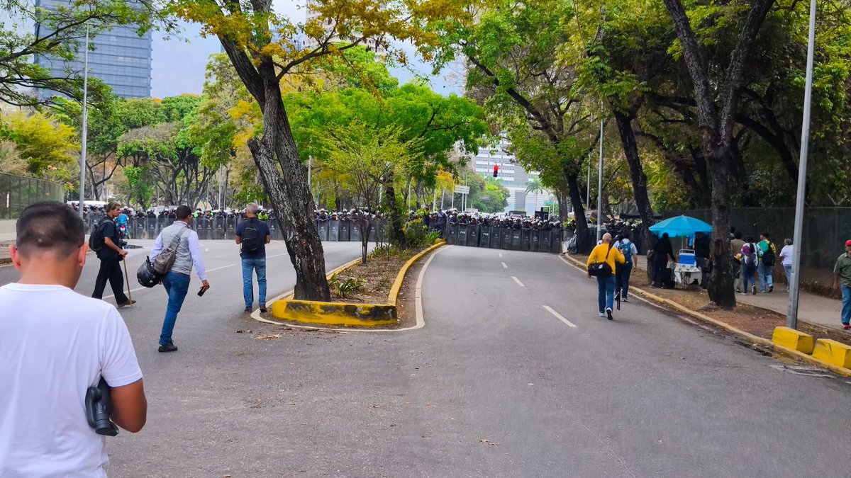 Poco a poco, aunque el río sea muy manso, se enfrenta al mar...
#EnLaCalleXAumentoSalarial
#3AñosSinAjusteSalarial