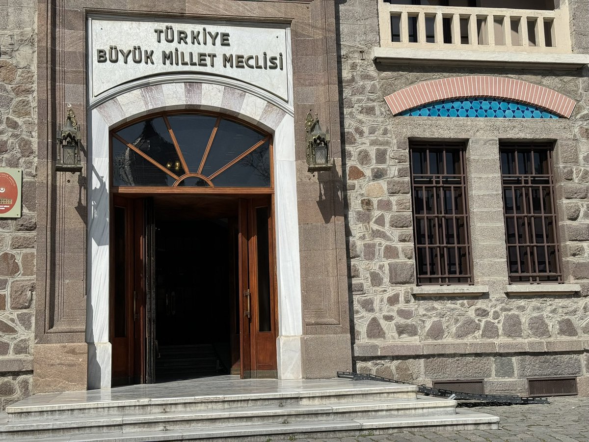 Türk milleti, 102 yıl önce Türkiye Cumhuriyeti’ni kurarak tebaa değil millet olmuştur.

Türk; kul, köle, tebaa değildir.

Bu gerçek değiştirilemez.

Vatandaşın iradesi her şeyin üzerindedir:

“Egemenlik kayıtsız, şartsız milletindir!”