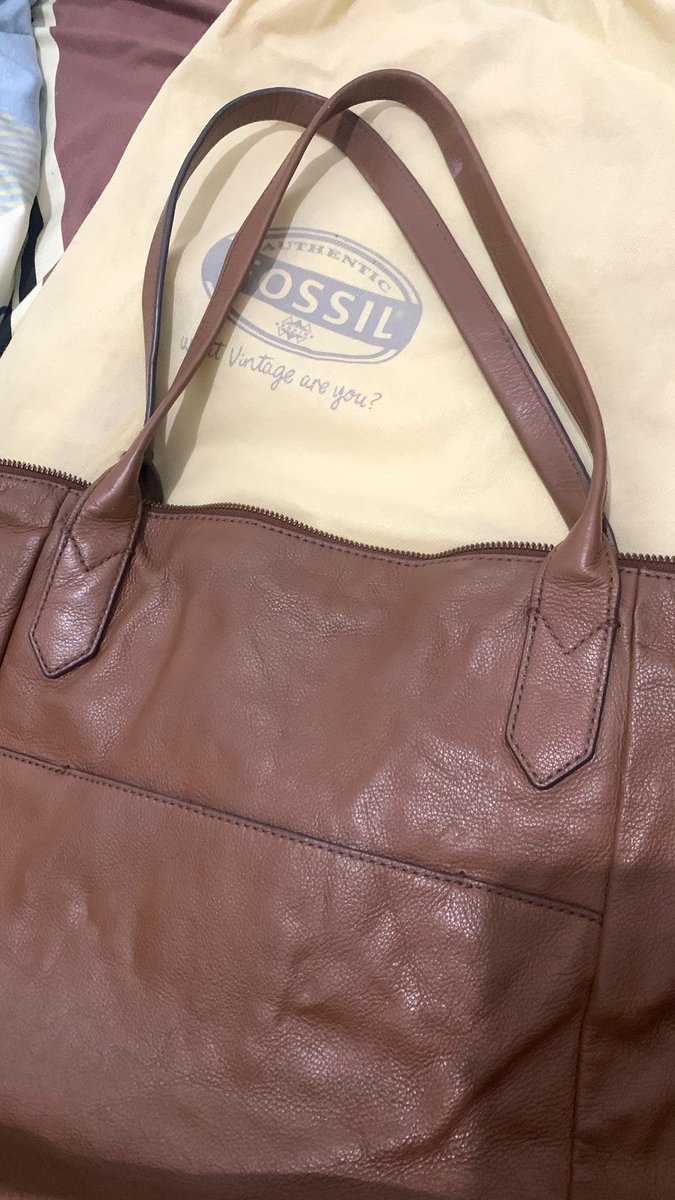 PrelovedHub's tweet photo. “Preloved Fossil Tote ready!
Kondisi masih bagus, cocok buat yang suka tas stylish dan praktis.
Harga 1000K (nego tipis).

#WTSTASFOSSIL #ZONAUANG #Yogyakarta #WTS #zonauang #zonajajanᅠᅠᅠ https://t.co/sTwrOlSWAf