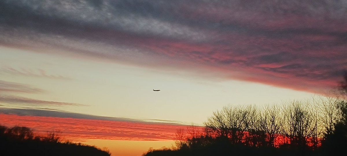 Jane_Aether's tweet photo. These clouds are very reflective and run in straight lines. Why do we have square clouds over Kansas City? https://t.co/76rFdcy02M