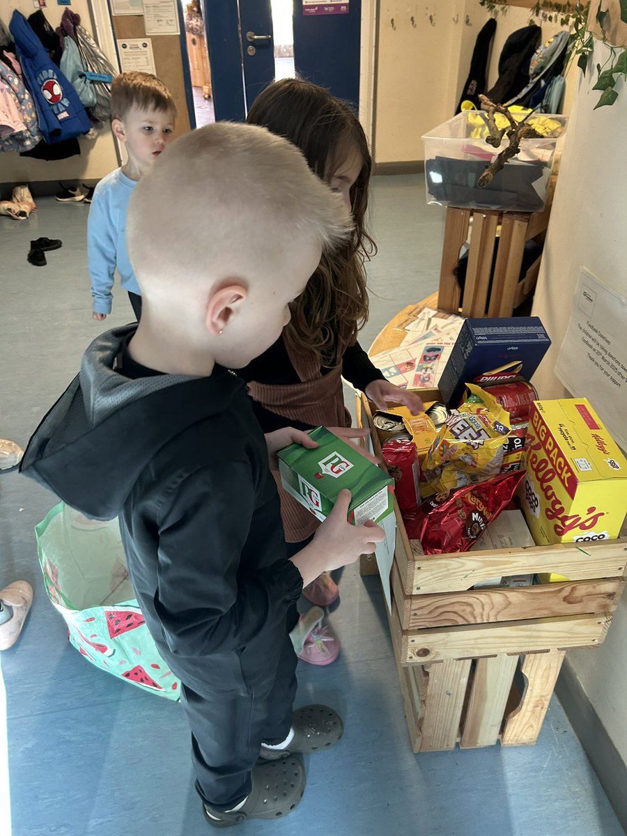 ElccPark's tweet photo. Thank you to all our families that have donated to our food bank collection for #everlastingfoodbank the children helped to pack the box ready to go https://t.co/8NeZ7cVZhp