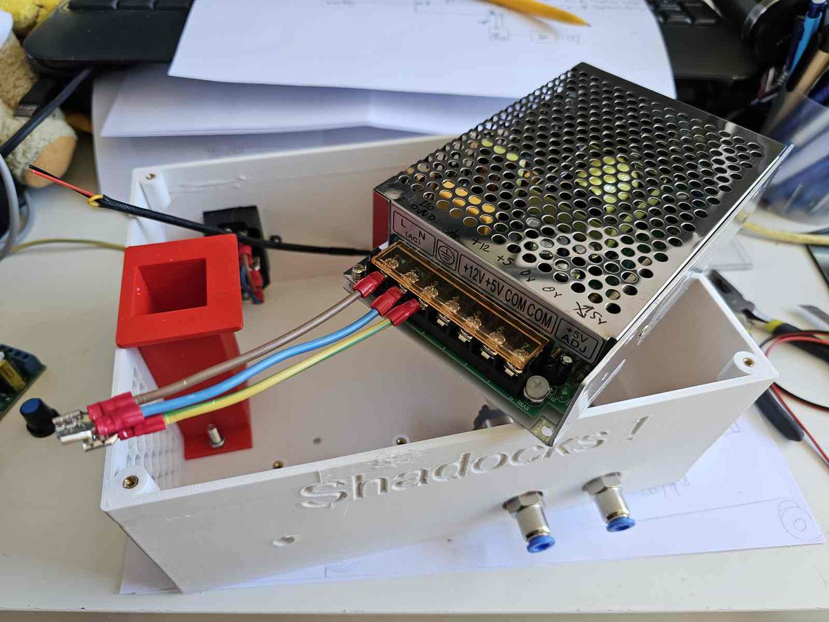 framboise314's tweet photo. Plus qu une semaine avanr #TechInnVitré avec @Makeme ! je suis dans la dernière ligne droite pour le jeu des #Shadocks avec l impression du boîtier en #PETG (terminé) le montage des capteurs, de l'alim à découpage et de l'ampli, https://t.co/0sLDoV42nM