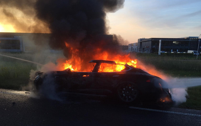 YourAnonCentral's tweet photo. We said stop burning Teslas! what the heck. Come on guys. Please.... 😢 think of the poor investors. This isn't legal. 🥹👉👈 https://t.co/vZ9226BfXA