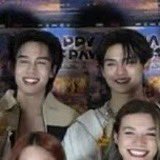 ขุนพลให้ดอกไม้จีซัง                จีซังให้ดอกไม้ขุนพล