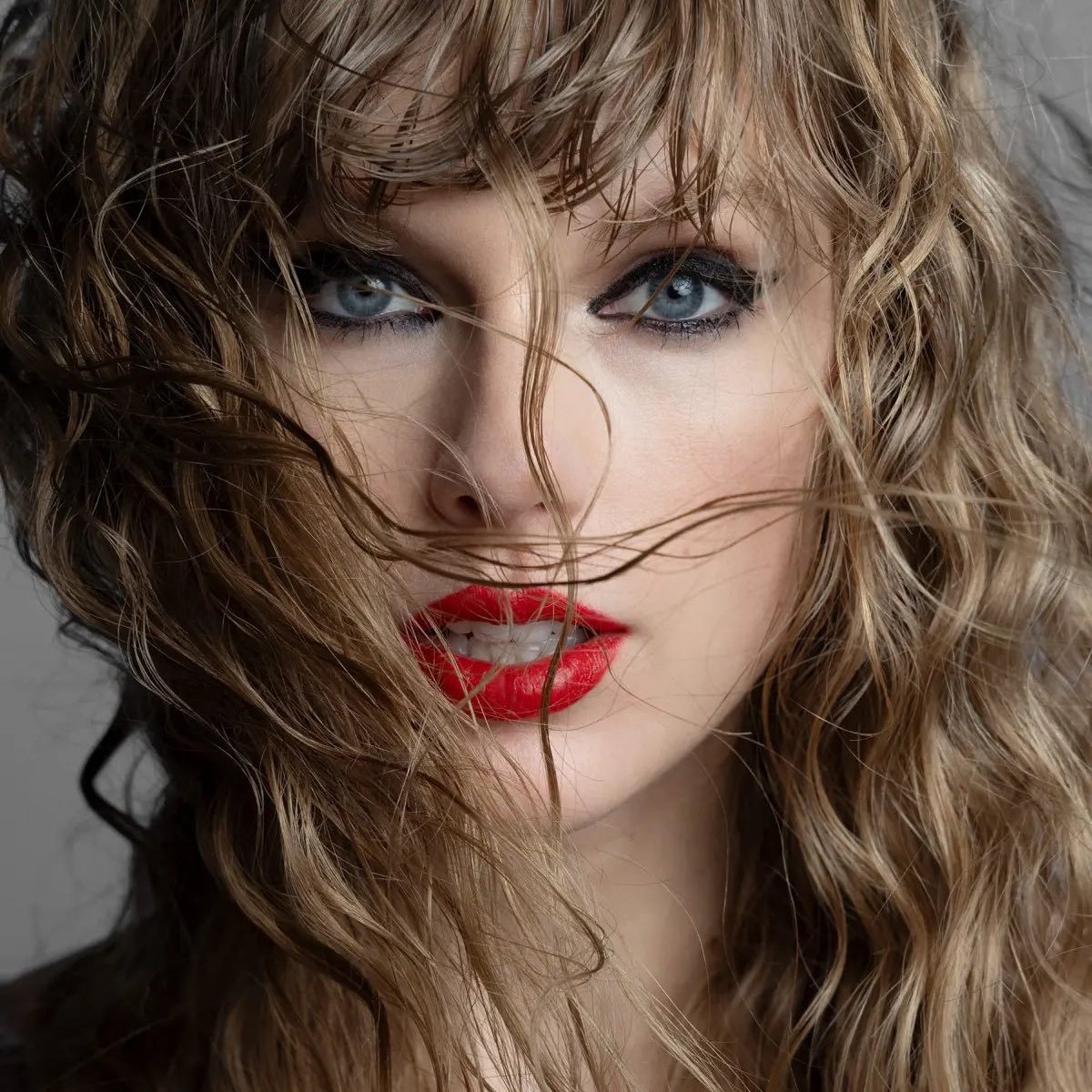 AcervoCharts's tweet photo. 🚨 Taylor Swift pode lançar o Reputation (Taylor's Version) a qualquer momento.

Um anúncio do álbum foi visto em uma cidade de 3 mil habitantes no interior da Bahia. https://t.co/ZJNsBIrnHV