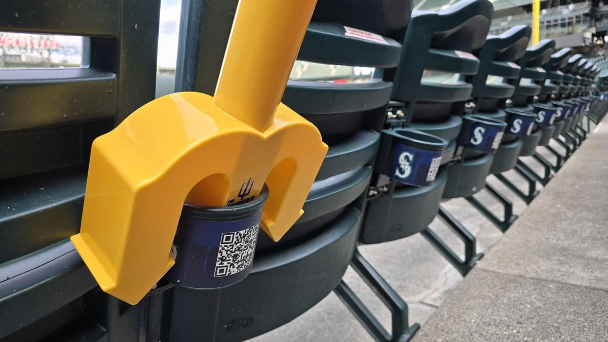 darrenrovell's tweet photo. New: @Mariners offering the Tridents Up Cup — comes with 32 oz of soda and free refills for $24.99. https://t.co/IQqdL5oKeE