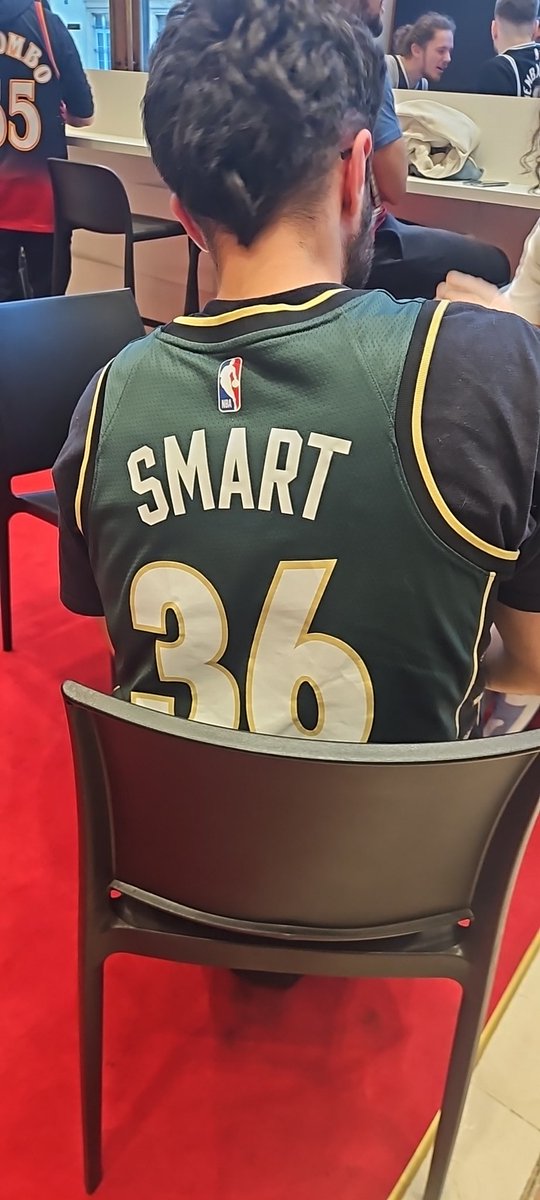 WizardsFrance's tweet photo. J'ai trouvé un joueur de chez nous ahahahahahahahah https://t.co/nShMhOcaMr