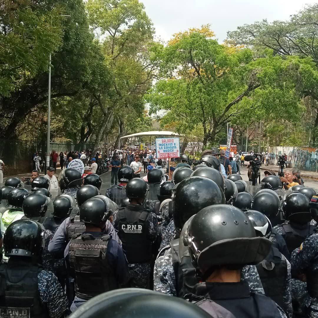 El poder es nuestro, somos millones!

Somos la verdad y la victoria histórica del 28 de julio; ellos son la mentira y derrota.
Somos la valentía y el coraje todo un país.

La Universidad Central de Venezuela siempre al frente y siempre del lado de nuestro país.