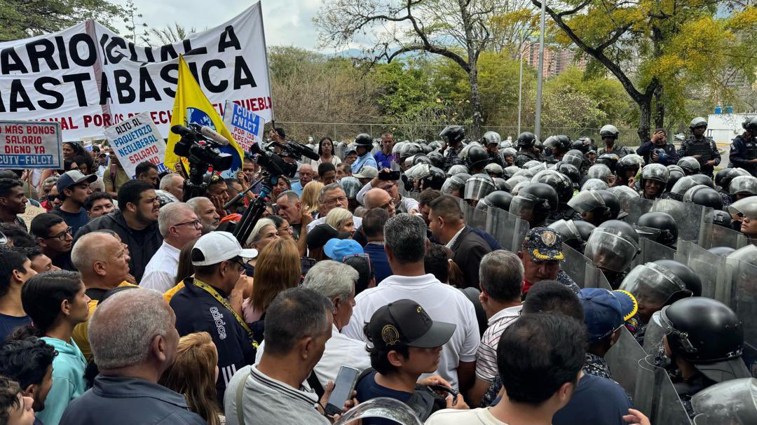 rosacucunubaa's tweet photo. El poder es nuestro, somos millones!

Somos la verdad y la victoria histórica del 28 de julio; ellos son la mentira y derrota.
Somos la valentía y el coraje todo un país.

La Universidad Central de Venezuela siempre al frente y siempre del lado de nuestro país. https://t.co/BnOnWTZ8gK