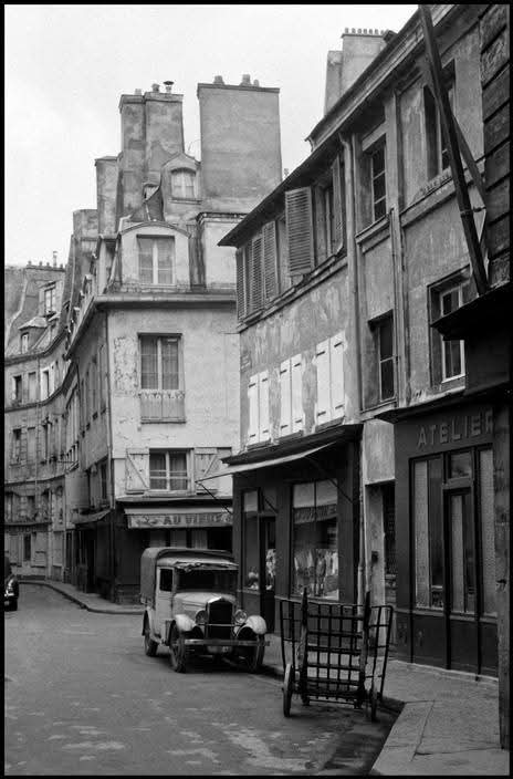 📷 Inge Morath. 
Passage de la Petite-Boucherie 
1957. Paris 6e