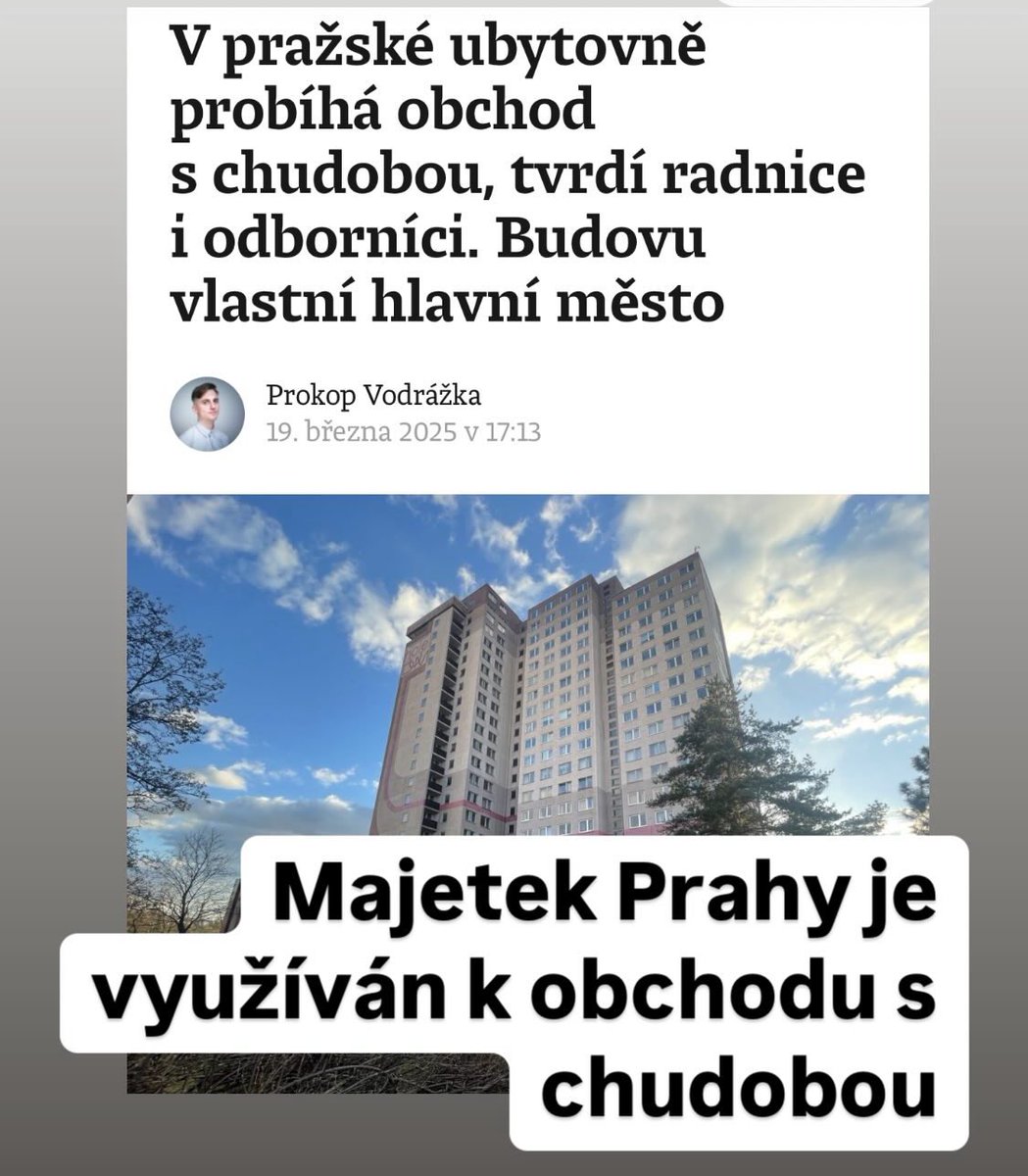 ProkopVodrazka's tweet photo. „Za jednu postel platím 9500 měsíčně,“ říká mladá Ukrajinka, která míří s dcerou na dětské hřiště. V jednom z tzv. „apartmánů“ bydlí čtyři – tři dospělí a jedno dítě.
Za ubytování ve dvou pokojích se společnou kuchyní na patře platí 34 tisíc. 
https://t.co/gYwjDijhY7 https://t.co/wXQNdRRcGr