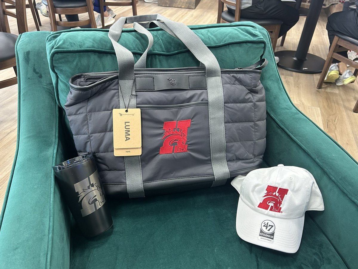 HCBroncoWBB's tweet image. Huge shoutout to @RtiThreads for sponsoring us and gifting us some cool gear! We’re proud to rock your awesome apparel and can’t thank you enough for being part of our journey. #ThankYou #RTIThreads #Customize #Luma