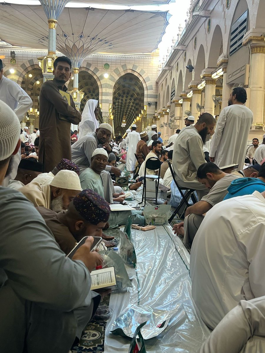 m_alkharboosh's tweet photo. السفره الرمضانيه في الحرم النبوي الشريف للشيخ( حمد دخيل الخربوش ومن بعده إبنه الشيخ عبدالله إمام الحرم النبوي الشريف من السفر الرمضانيه التي قاربت 90 عاماً .. الجدير ذكره أن الشيخ حمد إنتقل للمدينه من ال��س عام 1346 رحم الله الجميع وقد توارث الابناء هذا الارث الخيري حتى اليوم .. https://t.co/mfsX14HH0f
