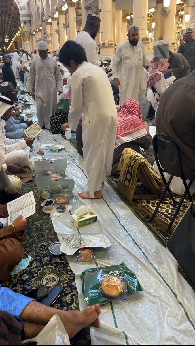 m_alkharboosh's tweet photo. السفره الرمضانيه في الحرم النبوي الشريف للشيخ( حمد دخيل الخربوش ومن بعده إبنه الشيخ عبدالله إمام الحرم النبوي الشريف من السفر الرمضانيه التي قاربت 90 عاماً .. الجدير ذكره أن الشيخ حمد إنتقل للمدينه من ال��س عام 1346 رحم الله الجميع وقد توارث الابناء هذا الارث الخيري حتى اليوم .. https://t.co/mfsX14HH0f