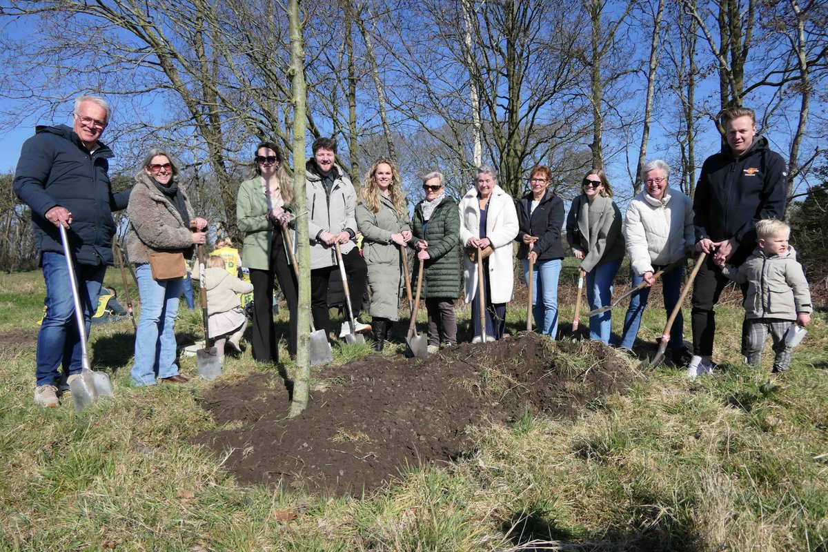 Vandaag was het feest! De kinderen van de Sint Antoniusschool en Sint Bavoschool hebben 150 plantenbakken aangeplant en er is een start gemaakt met de Heldenlaan!
<a href="/Boomfeestdag/">Boomfeestdag</a> 
#elkkindeenboom #vrijwillersbedankt #prachtigweer #vergroening