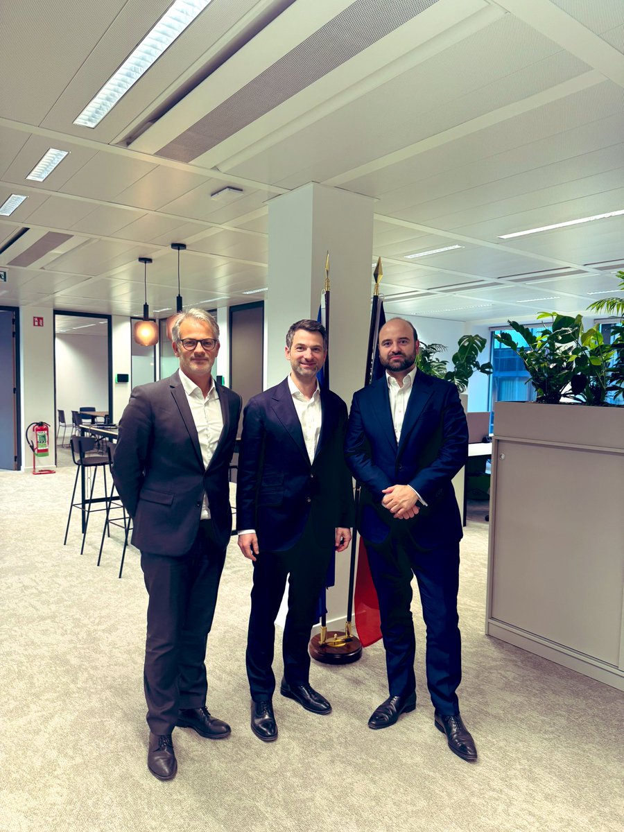 À #Bruxelles avec le Secretaire Général Adjoint d’<a href="/AirFranceKLM/">Air France-KLM Group</a> pour évoquer une concurrence loyale, les accords open sky, les carburants durables,… seuls 46% des longs courriers sont assurés par des pavillons UE. Il est temps de considérer nos compagnies comme stratégiques !