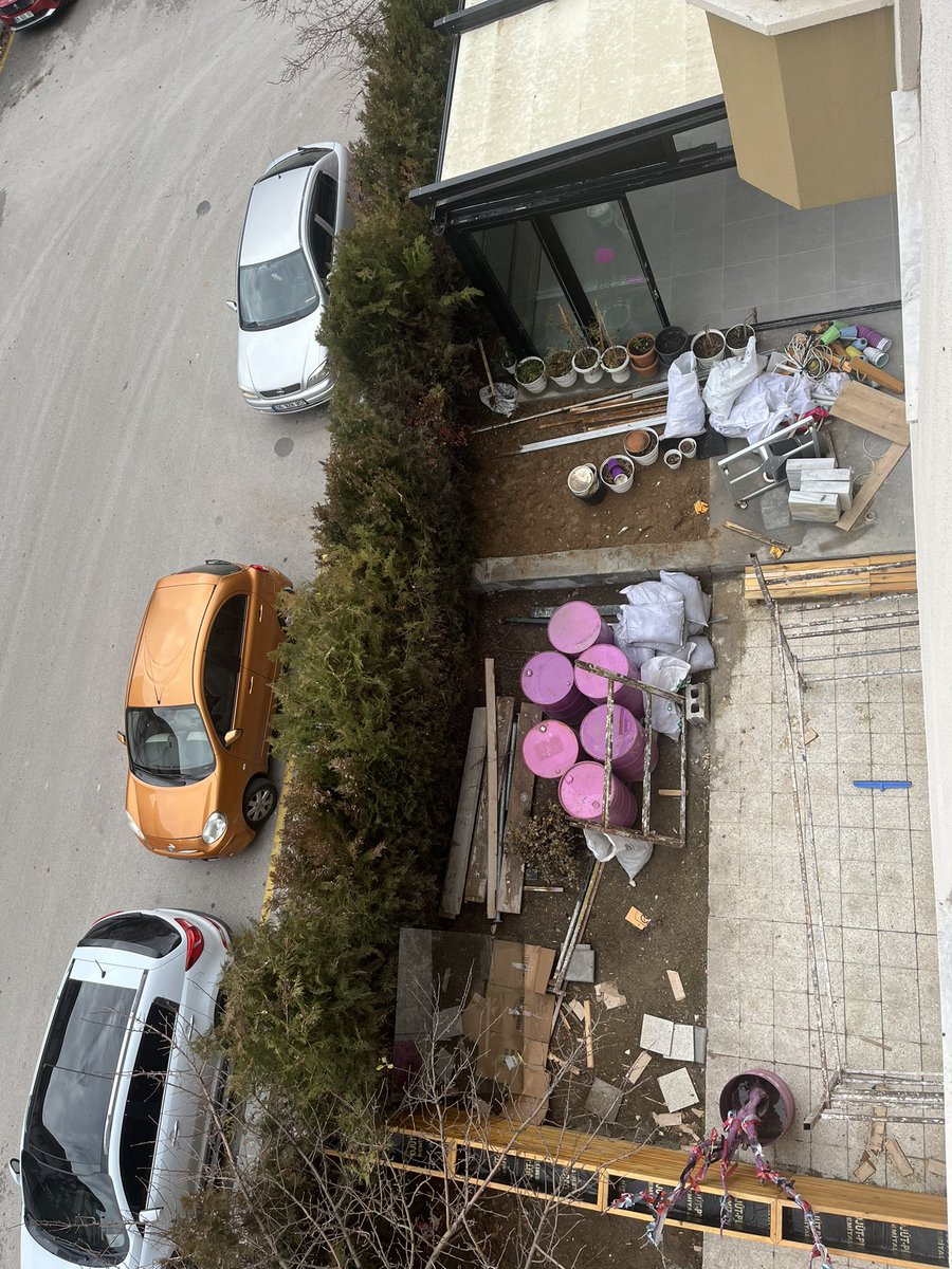 renginsahinn's tweet photo. Çankaya belediyesinde işler neden yürümüyor!!! Beş aydır binamın ortak alanı işgal edildi. Dilekçe ile belediyeye başvurdum kaymakamlık yoluyla derdimi anlatmak istedim. Cimer yoluyla başvuru yaptım. Sorun hala çözülmedi. İşletme beni canımla tehdit ediyor. @TC_icisleri https://t.co/7PrjDgNGdw