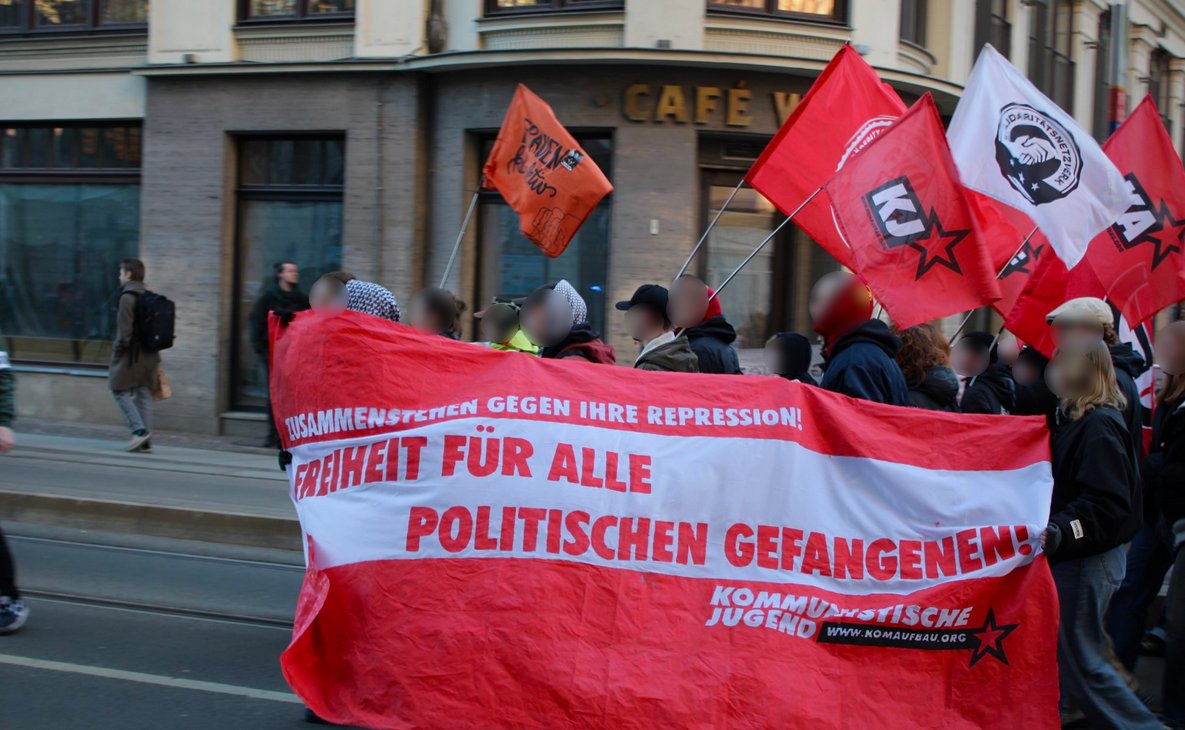 komaufbau's tweet photo. Zusammenstehen gegen ihr Repression!
Freiheit für alle politischen Gefangenen!
#Freeallantifas #FreeKlette #le1803 https://t.co/TZyNzlm5GL