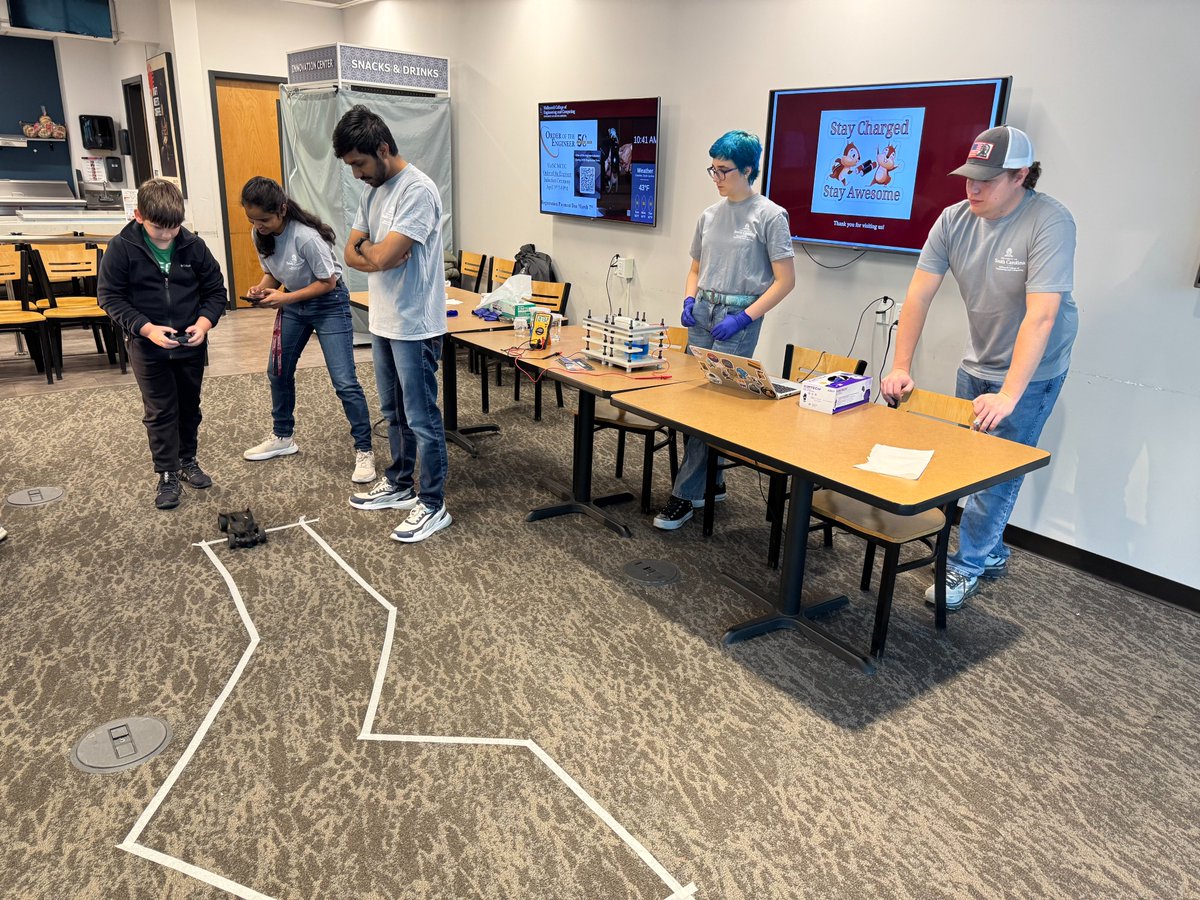 CIBI_USC's tweet image. LMAPS set up an interactive booth at the Molinaroli College of Engineering &amp;amp; Computing Open House, giving elementary &amp;amp; middle school students a fun, hands-on look at how batteries work. Inspiring the next generation of engineers!

#STEMEducation #BatteryScience #FutureEngineers