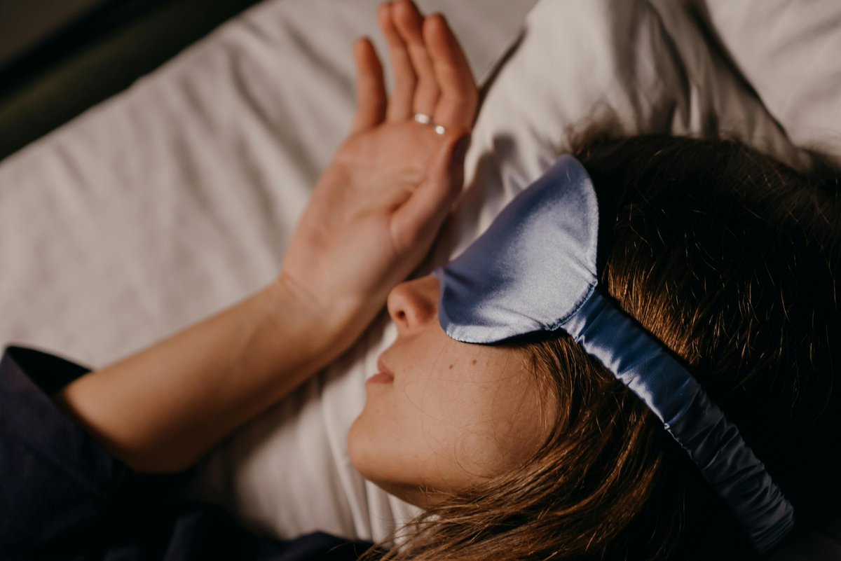 💤 Wednesday Wellness Tip for Nightshift EM docs. Make sure you're rested and at your best! Here's how:
➡️Blackout curtains + cool room
➡️White noise + Do Not Disturb
➡️Blue-blockers at end of shift
➡️Red lights at home
➡️Consistent sleep schedule
➡️No caffeine 6hrs before bed