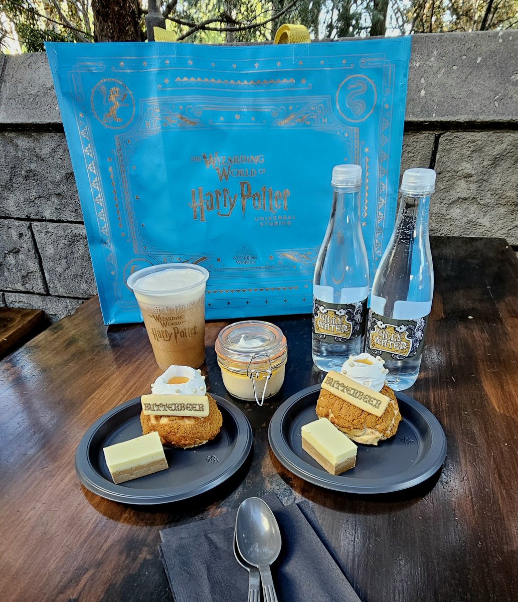 cristalandcris's tweet photo. Butterbeer season is in full swing at Universal Studios Hollywood. Now thru May 31rst, try some delicious butterbeer treats. Our favorite has to be the Butterbeer Cream Puff! Perfect with a coffee or hot butterbeer. Thank you Universal for having us! @UniStudios #AtUniversal https://t.co/bqTDAqDnWf