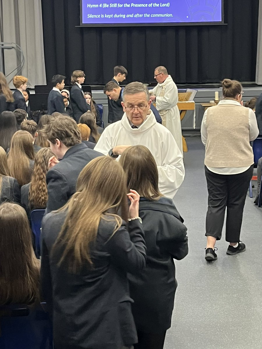 Wonderful year 9 Eucharist today, such a moving morning 🙏❤️
Congratulations to all involved 🎶
#godmovesinourschool❤️ 
#superproudteachers
#developingtalents
#faithinaction