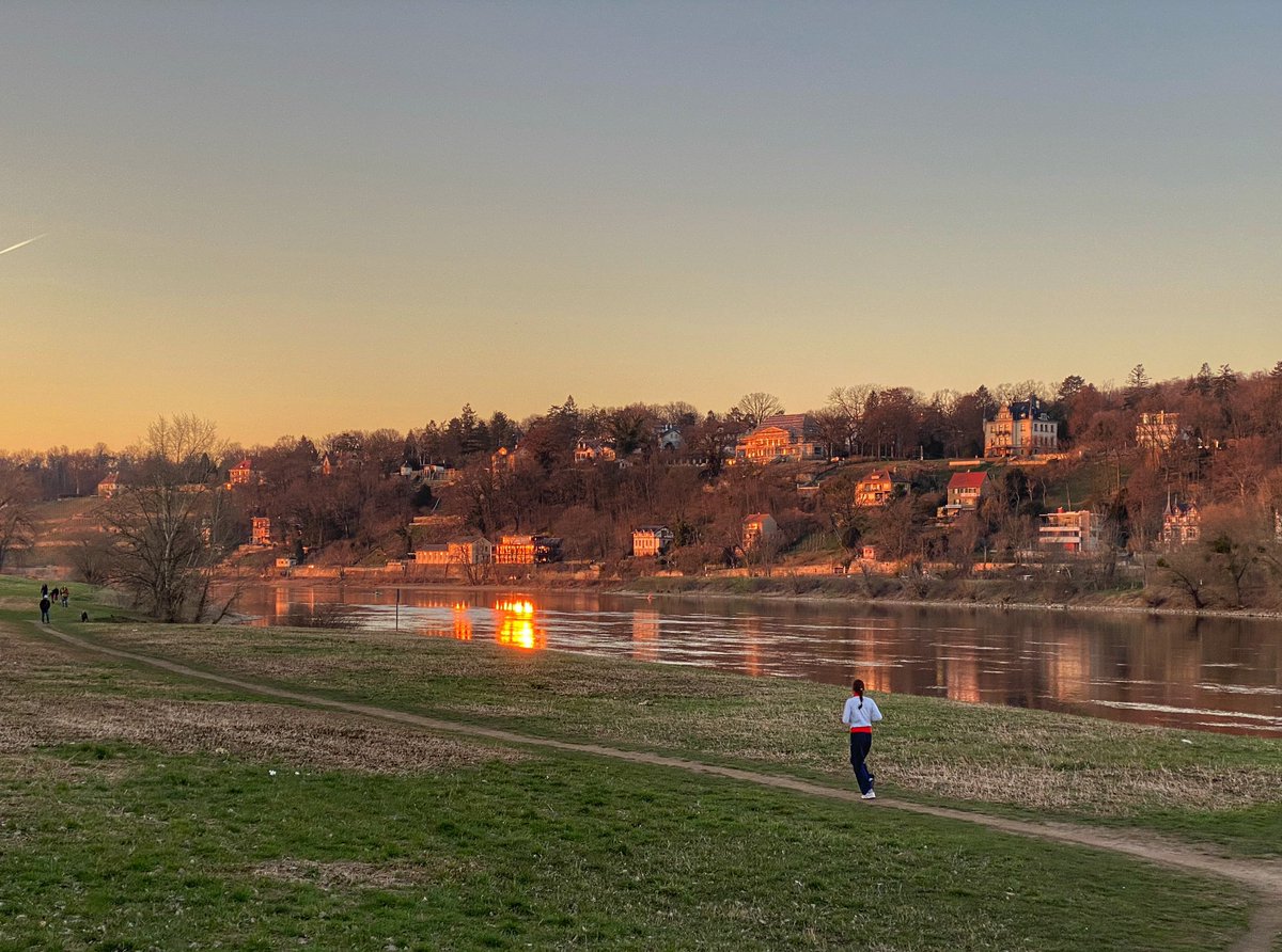 etwas Abendgold spiegelt sich in der Elbe gesehen von Dresden Blasewitz; gegenüber Loschwitz