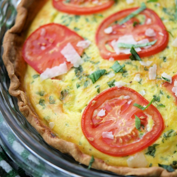 CarriesExpKtchn's tweet photo. Italian-style Tomato Ricotta Quiche made with farm fresh eggs, creamy ricotta cheese, and sliced tomatoes.
Recipe: https://t.co/v1O3bnvw9h
#quiche #meatlessrecipes https://t.co/V2PnulKQmx