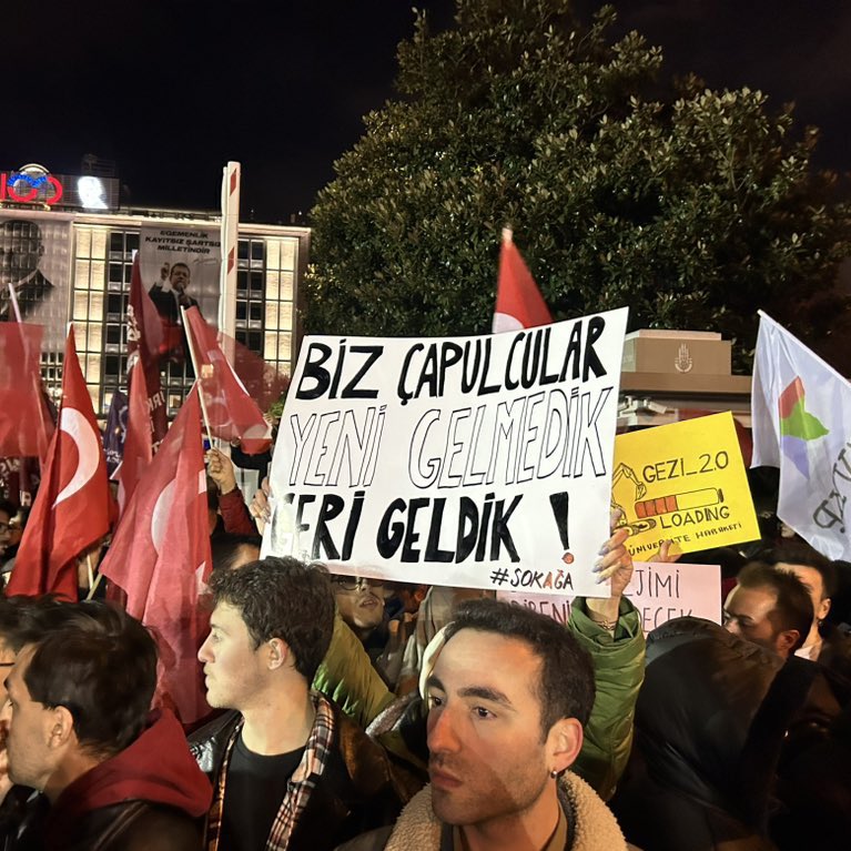 Saraçhane'de toplanan yurttaşlar:

"Biz çapulcular yeni gelmedik, geri geldik!"