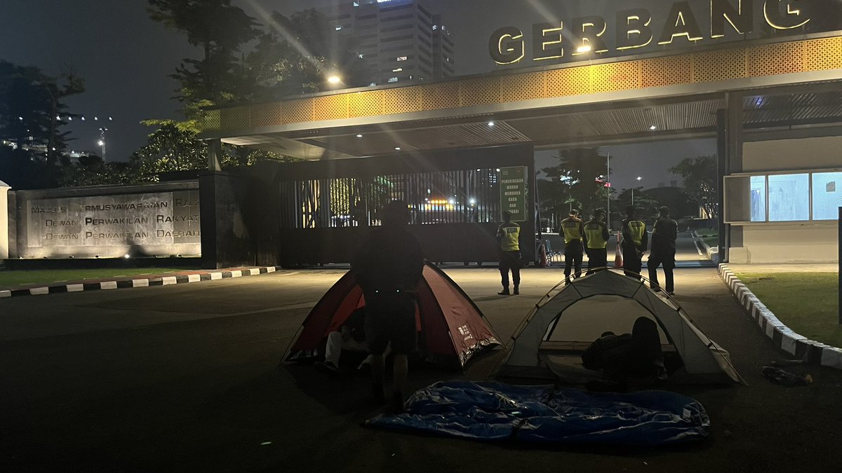 PaltiWest's tweet photo. Bantu sebarkan yuk..

Aksi teman-teman @barengwarga dan bagi yang mau merapat monggo 🤟🏼🔥

Supremasi sipil adalah amanat reformasi, #TolakRUUTNI! https://t.co/8wlOn3zFpV