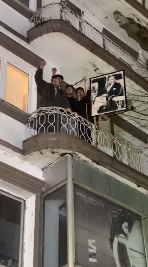 hakansiopriv's tweet photo. Ordu'da halk sokakta.Evde olanlarsa Atatürk posterleri açıyor.

Kahrolsun istibdat,yaşasın hürriyet! https://t.co/nOZyAvzNEt