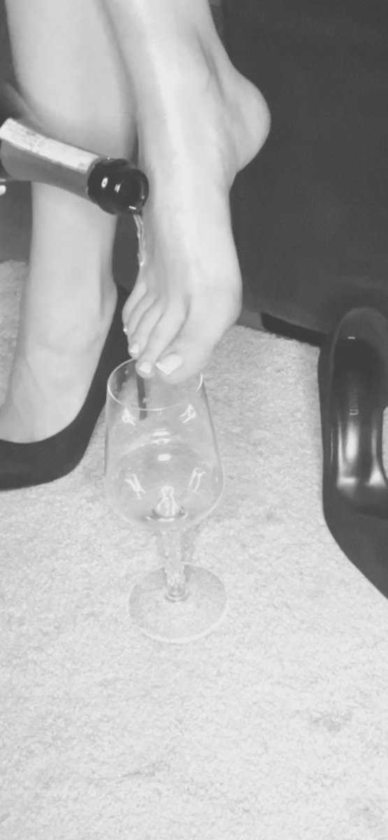 xxbeyond_limits's tweet photo. Champagne shower ? 

Footfetish paypig domina 
#feetfetısh #slave #paypig #domina https://t.co/P6iCvtuG8F