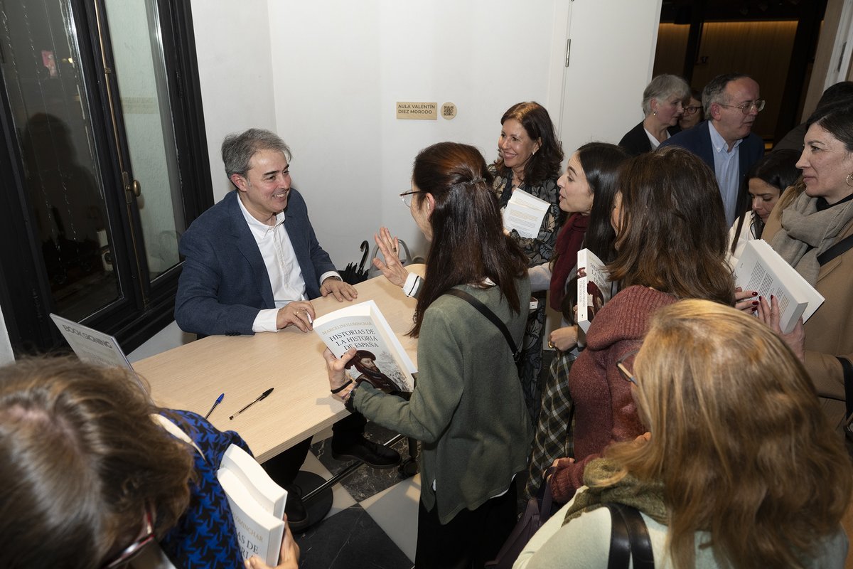 On social media, Marcelino Lominchar, has captivated thousands by presenting Spain’s past as an epic series.

Yesterday, his book, Historias de la Historia de España,  took the spotlight at IE University, with distinguished guests and the collab of the IE Arch &amp; History Club.