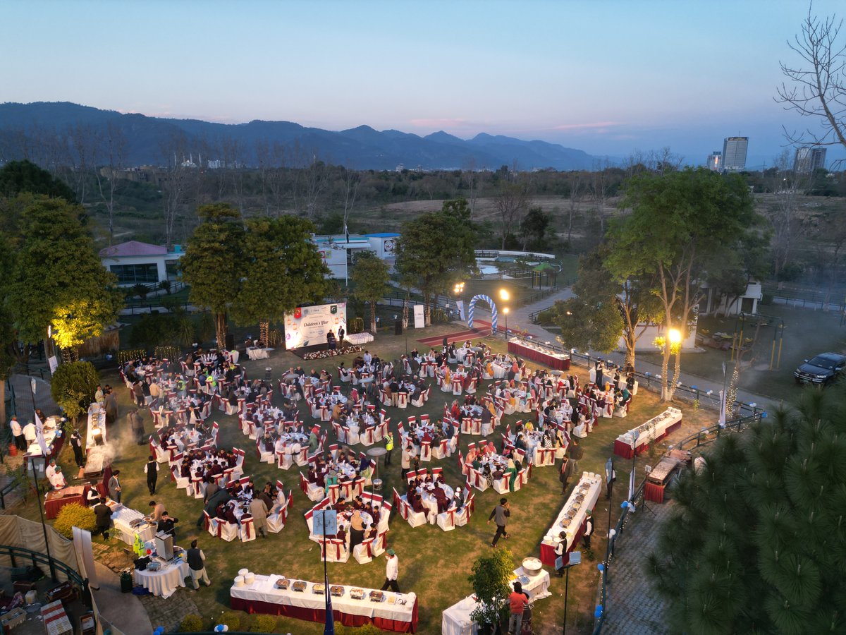 TİKA #Pakistan'da yetim çocuklara umut oluyor 🇵🇰

📍İslamabad'da, Pakistan Beytülmal ve Al Khidmat Vakfı korumasındaki 200 yetim çocuk, #TİKA'nın iftar sofrasında bir araya geldi.

🎁Program sonunda çocuklara bayramlık kıyafet ve kırtasiye setlerinden oluşan hediyeler verildi.