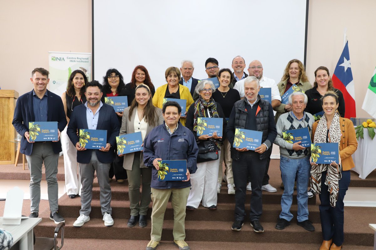sanagcl's tweet photo. SAN A.G, participó en el Lanzamiento del libro "Tradición Papayera", Recopilación Histórica en la Región de Coquimbo, realizado por Francisco Aspe Bou. Quien a través de su investigación junto a @iniaintihuasi, ponen en valor un producto que es característico de la zona. 
#Papaya https://t.co/Mj1Xcskevh