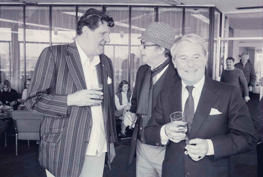 eric_ernie_col's tweet photo. Born on this day in 1921…
…one of the very greats of #BritishComedy
Just like that…it’s #TommyCooper
Here he is with #EricAndErnie and a plethora of famous faces…
#DianaDors #PeterBrough #ArchieAndrews #DickieHenderson #DeanMartin #JudyBuxton and many many more! https://t.co/I4t5yF2oKS