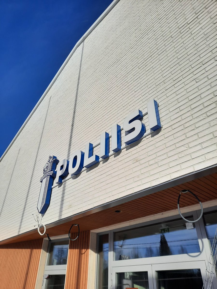 PoliisiLappi's tweet photo. Johdon #kenttäkierros on edennyt toiseksi viimeiselle etapille. Kittilässä pääsimme yhdessä Tunturi-Lapin #henkilöstö'n kanssa kurkkaamaan uuden, rakenteilla olevan #poliisiasema'n sisälle. Tulossa on upeat ja toimivat #toimitilat, jonne #muutto alkusyksystä. https://t.co/x1NfTvUPwM