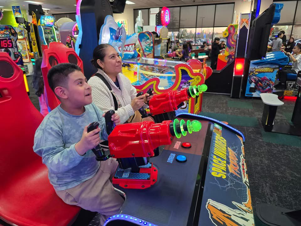 Thank you to everyone who came out and enjoyed a family night of fun WHILE supporting Mr. Page and our Band!!!!!!

¡¡¡¡¡¡Gracias a todos los que vinieron y disfrutaron de una noche familiar de diversión MIENTRAS apoyaban al Sr. Page y a nuestra banda!!!!!!