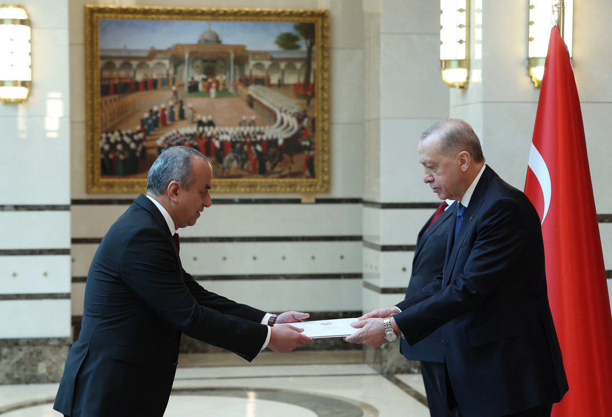 tcbestepe's tweet photo. Cumhurbaşkanımız @RTErdogan, Tacikistan Büyükelçisi Sodiq Ashurboyzoda İmomi’yi Cumhurbaşkanlığı Külliyesinde kabul etti. 

Kabulde Büyükelçi İmomi, Cumhurbaşkanımız Erdoğan’a güven mektubunu sundu. https://t.co/lC2nGNqtzv