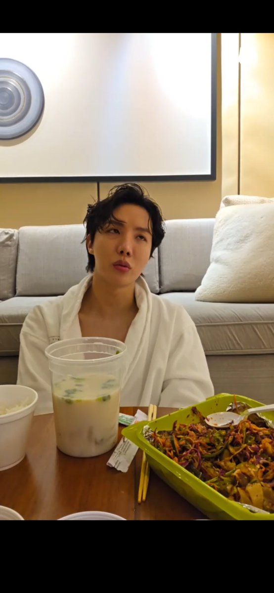 herseyd's tweet photo. His robe opened wider and wider as the live went on. Too bad that soup was cock blocking our chest view. 

#HOPE_ON_THE_STAGE_TOUR #HOPE_ON_THE_STAGE_TOUR_CHICAGO #HOPE_ON_THE_STAGE_TOUR_US #hobi https://t.co/kan5B9UgYl