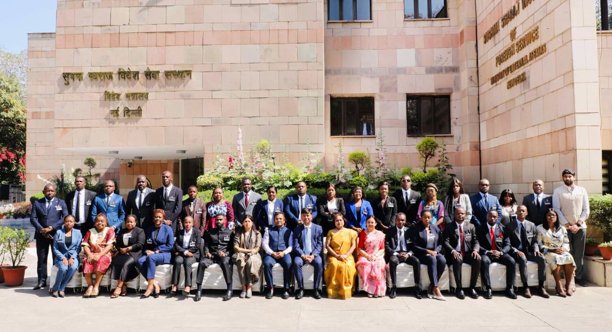 SSIFS_MEA's tweet photo. The 2nd Special Course for diplomats from Democratic Republic of Congo commenced at @SSIFS_MEA today with the participation of 31 diplomats. Dean SSIFS, Amb Raj Kumar Srivastava @rajks73 inaugurated the program and made a presentation. https://t.co/ks9lQtoOhZ