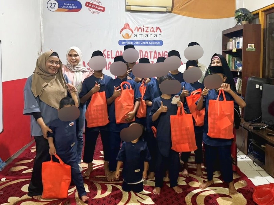 Alhamdulillah tahun ini bs silaturahmi lg u/ bukber di yayasan. Makasih byk tmn2 yg ikutan donasi (uang, baju, alat tulis, makanan, minuman, snack), maupun yg bantu rt. Bantuannya udah disampaikan ya o/ aku &amp; <a href="/OdongGyu/">니아 🍉</a> 
Semoga hidup penuh berkah, bahagia dunia akhirat. Aamiin ❤