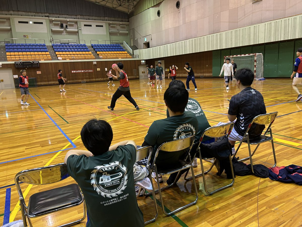 dohoclub's tweet photo. 『競技歴や年齢、学生or社会人などを越えて..交流会の良さを共有』

今週は湘南クラブさん、平田建設さん、名古屋学院大学さん、HCゆとりさん、そして個人で参加された方々で交流会をしました。

平日の夜短い時間でしたが、たくさんのハンドボーラーにお集まりいただき、名古屋市体育館は盛況でした。 https://t.co/VFf2HnZpUb