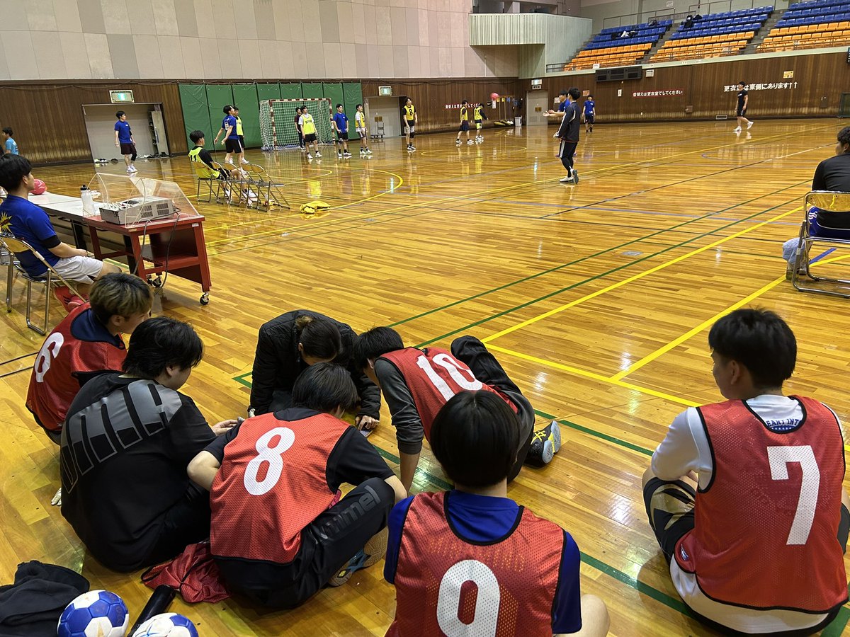 dohoclub's tweet photo. 『競技歴や年齢、学生or社会人などを越えて..交流会の良さを共有』

今週は湘南クラブさん、平田建設さん、名古屋学院大学さん、HCゆとりさん、そして個人で参加された方々で交流会をしました。

平日の夜短い時間でしたが、たくさんのハンドボーラーにお集まりいただき、名古屋市体育館は盛況でした。 https://t.co/VFf2HnZpUb