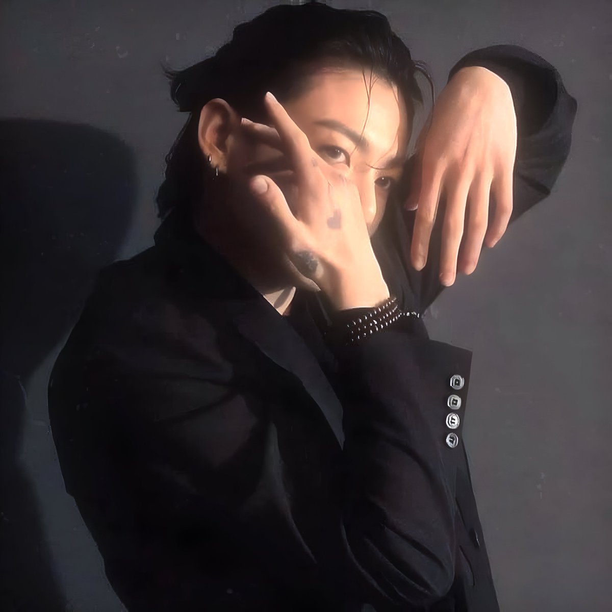 yearnerkook's tweet photo. jungkook in a manbun — a very attractive thread to bless your eyes 🌟🧵 https://t.co/cNJc5VTtv0